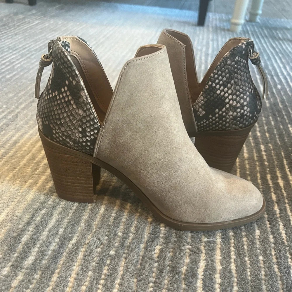 Dolcetta booties Cream with animal print back Size 6